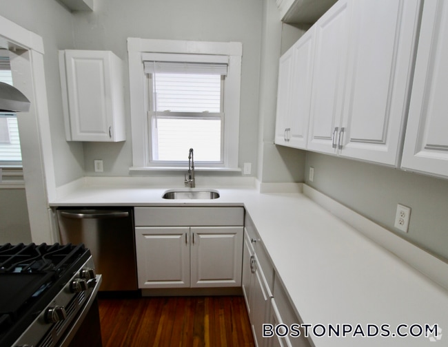Building Photo - 55 Estes St