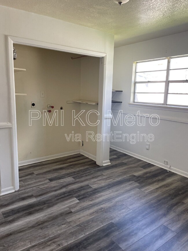 Building Photo - 103 E Sunrise Dr