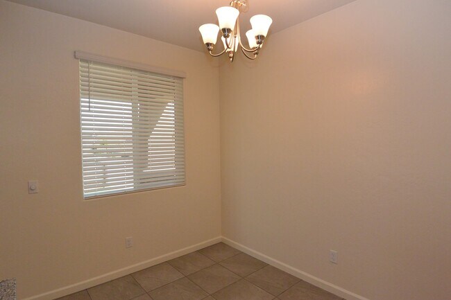 Foto del edificio - Newer northwest Visalia home in Ashton Par...