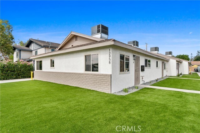Foto principal - 12958 Yorba Ave