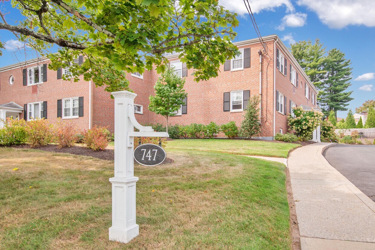 Foto principal - 747 N Main St