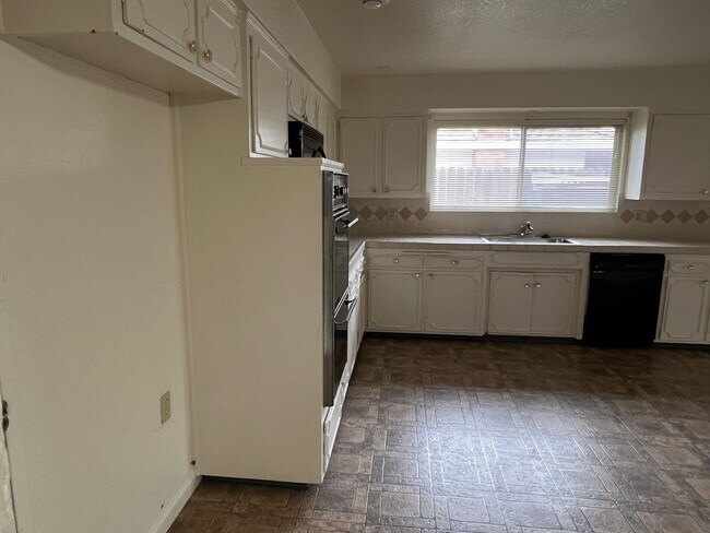 Building Photo - 827 Greenwood Dr., Lodi, CA 95240