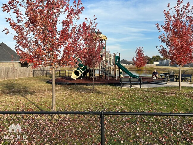 Building Photo - 1061 Lakeview Dr