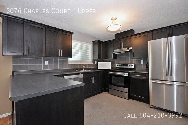 Building Photo - Beautiful Upper Floor With Open Living Space!