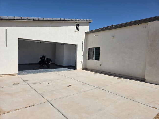 Building Photo - 17187 S Avenue B 1/2