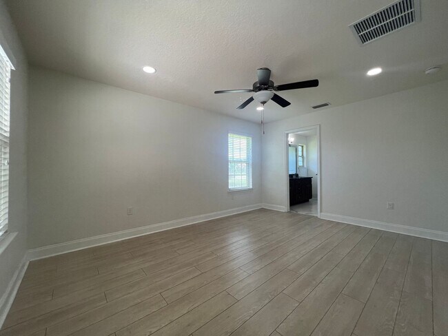 Building Photo - Beautifully updated 4 bedroom, 2 bath house