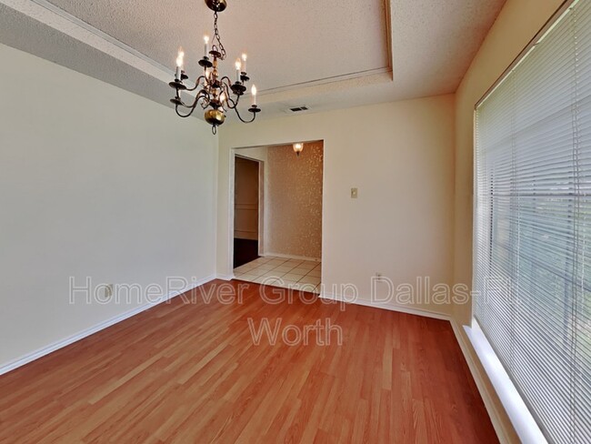 Building Photo - 425 Doral Pl