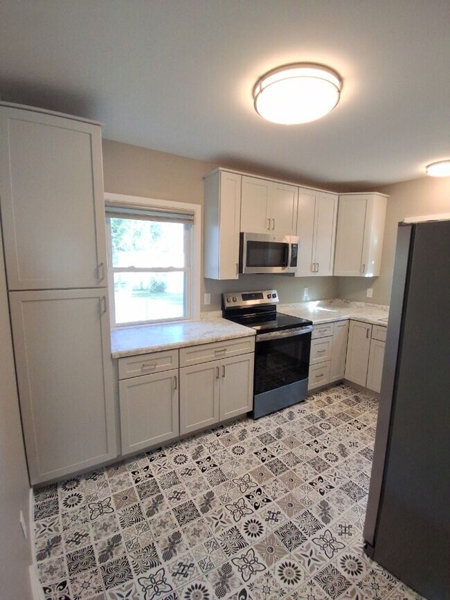 Foto del edificio - Renovated 3BR Duplex! Available Early Octo...