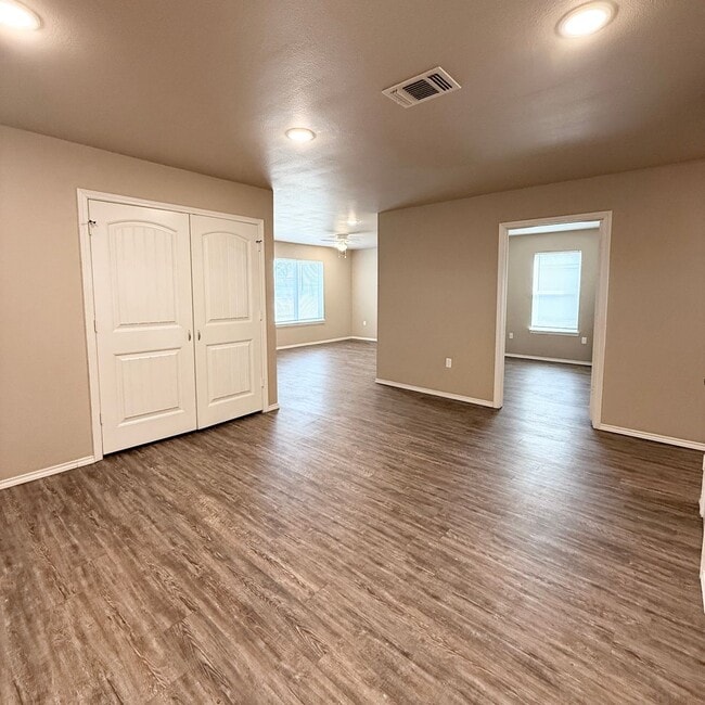 Building Photo - Move In Special 1/2 Off First Full Months ...