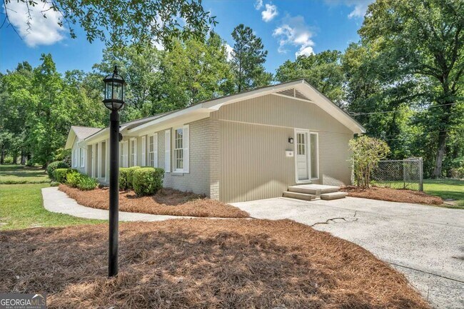 Foto del edificio - 215 Brookwood Dr