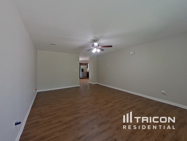 Foto del edificio - 5936 Sanders Farm Ln