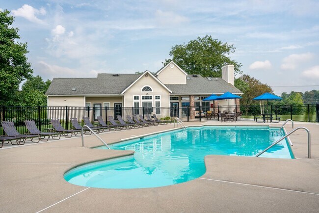 Piscina con solárium y área de parrilla - Windridge Townhomes