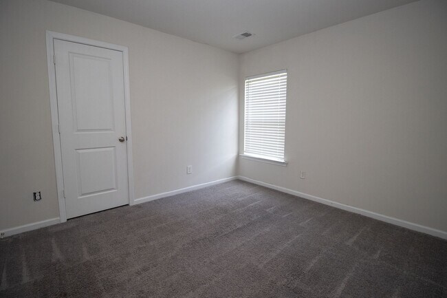 Foto del edificio - Gorgeous 3 Bedroom, 2 Bath - Available Mid...
