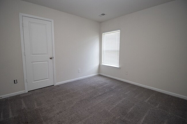 Building Photo - Gorgeous 3 Bedroom, 2 Bath ~ Minutes to Fo...
