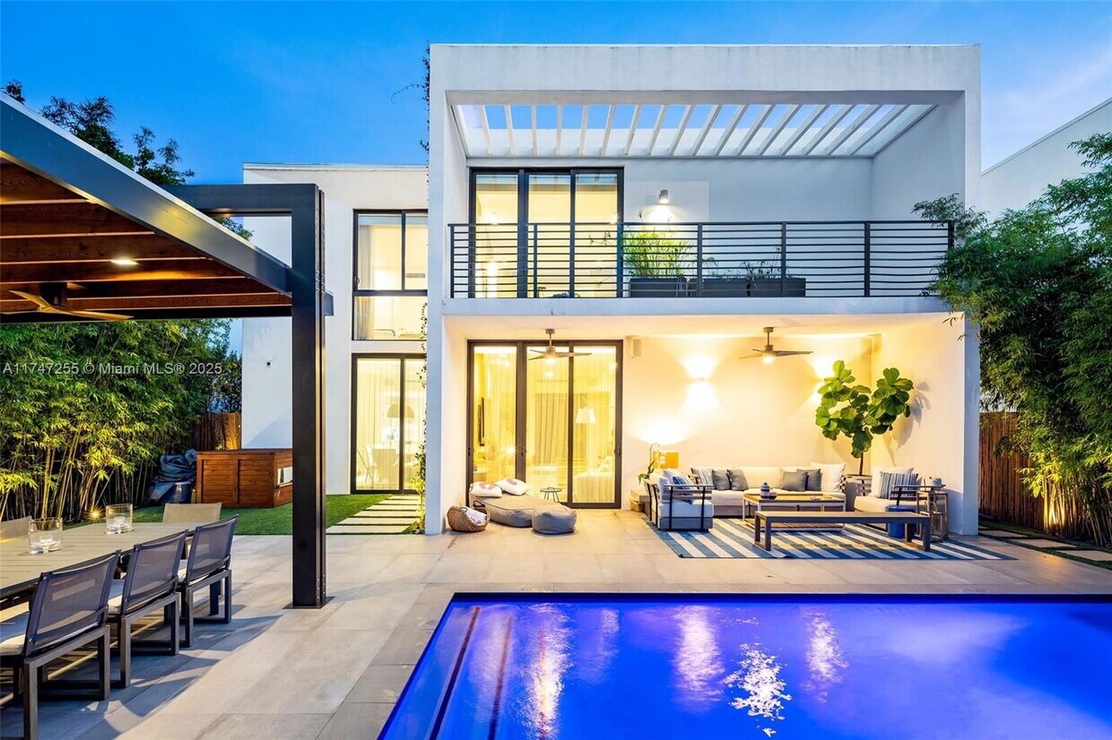 Foto principal - 8641 Arboretum Ln