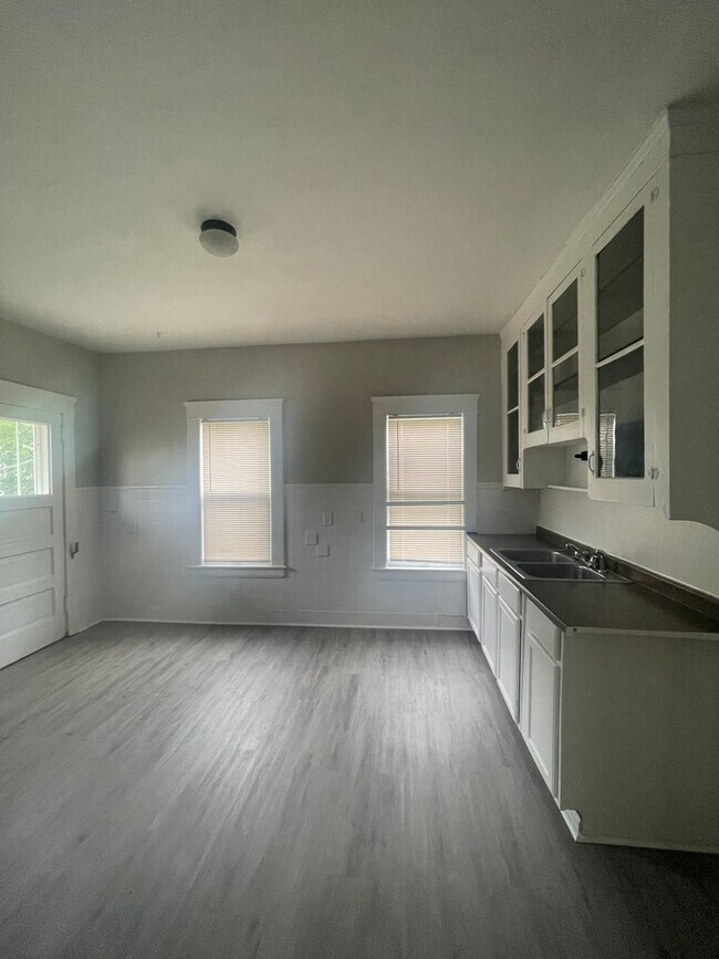 Building Photo - 15353 Yorick Ave