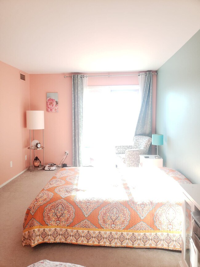 Main bedroom (Bedroom 1 of 2) - 1200 Nicollet Mall