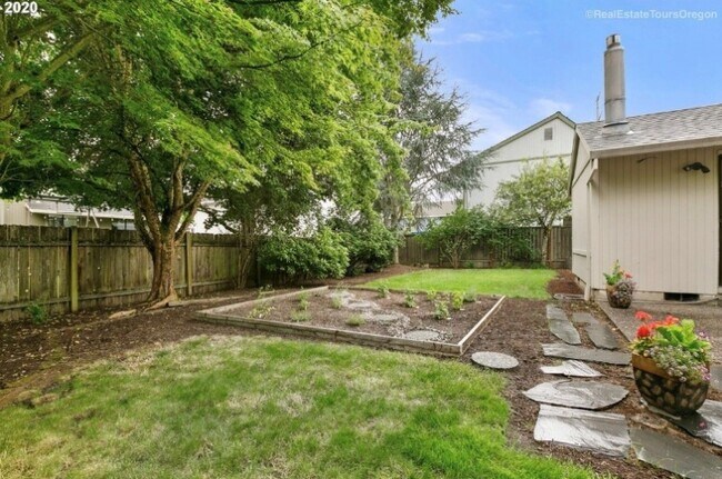 Foto del edificio - 16284 NW Lyndel Ln