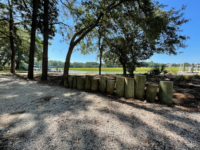 Building Photo - 1055 Hills Plantation Dr