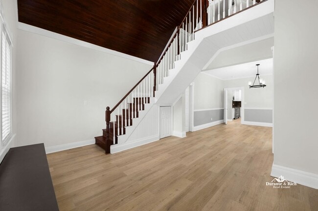 Building Photo - Modern Updated Victorian Duplex 3-Plus Bed...
