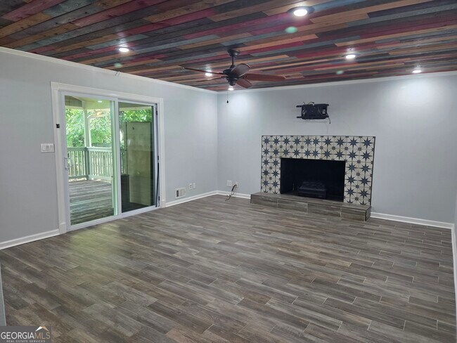 Foto del edificio - 2379 Holly Springs Rd