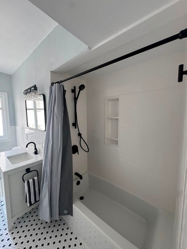 Baño completamente remodelado - 140 Linden Ave