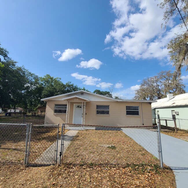 Building Photo - Charming Three Bedroom One Bathroom House ...