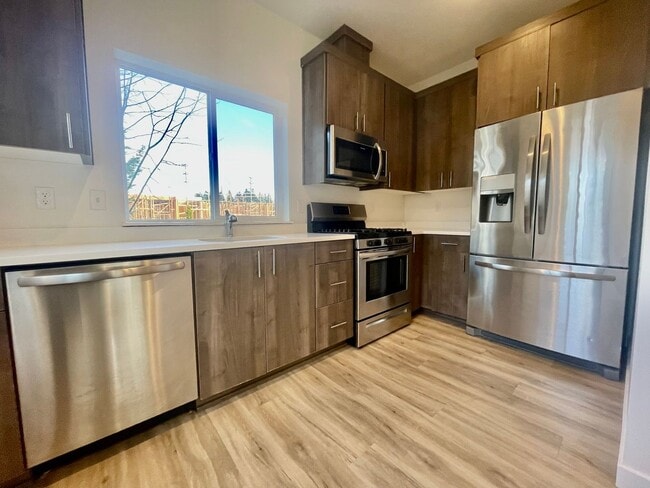 Half Month Free – Modern 3BR Townhome with... - Half Month Free – Modern 3BR Townhome with...
