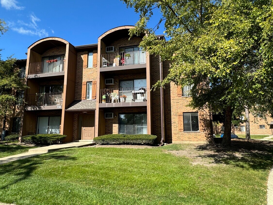 Primary Photo - 738 Briar Hill Ln
