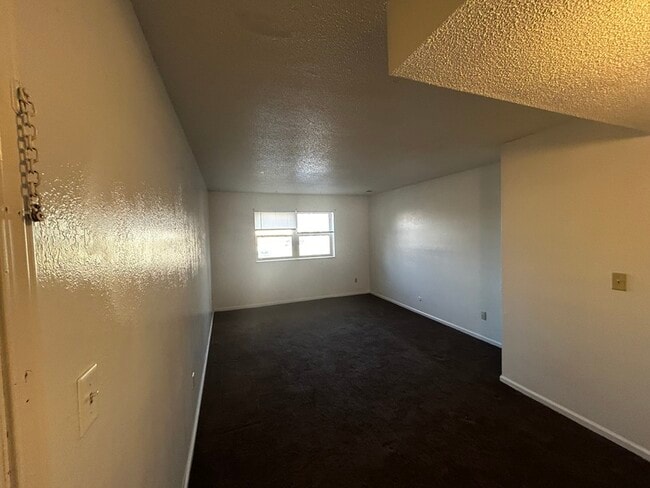 Building Photo - 1415 W Maple Ave