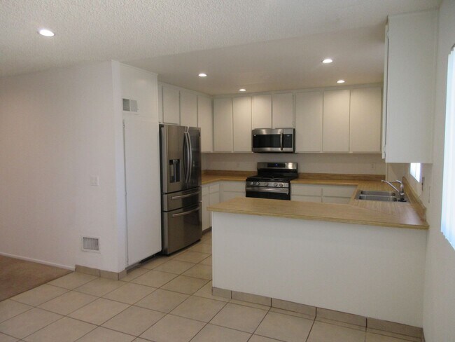 Foto del edificio - Duggan Property Management, Inc presents  *Reduced*  Canoga Park- 3BD 2.5BA