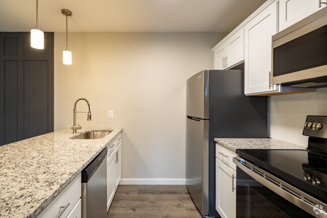 2BR, 2BA - 1050SF - The LUX off Linden