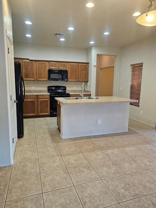 Building Photo - 900 Estancia Dr