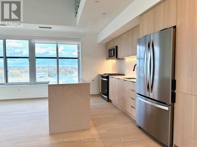 Building Photo - 31 Huron St