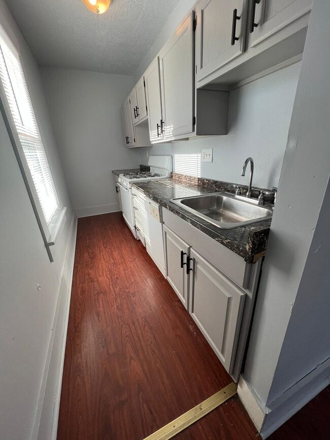 Building Photo - 402-404 Poplar St