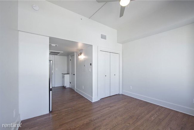 Building Photo - 313 E Houston St