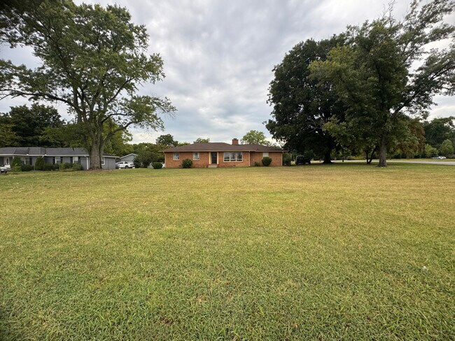 Building Photo - 1409 Nashville Hwy
