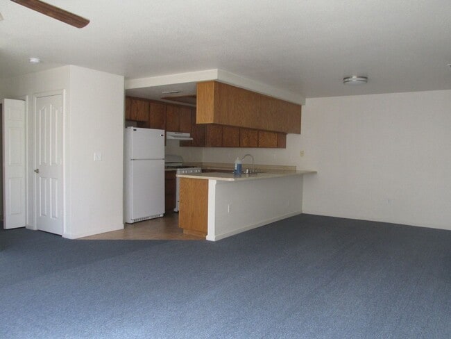 Building Photo - THREE BEDROOM TWO BATH DUPLEX FOR RENT