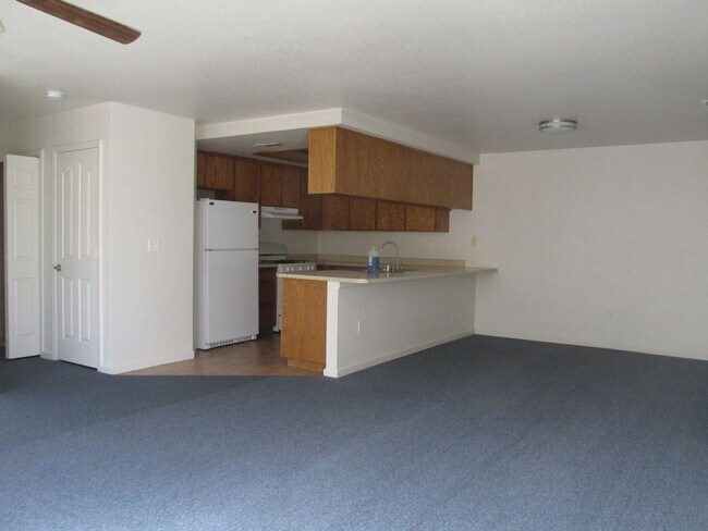 Foto del edificio - THREE BEDROOM TWO BATH DUPLEX FOR RENT