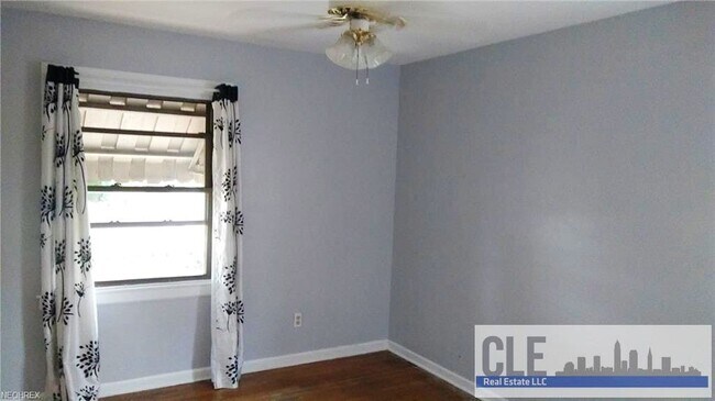 Foto del edificio - 3853 W 116th St