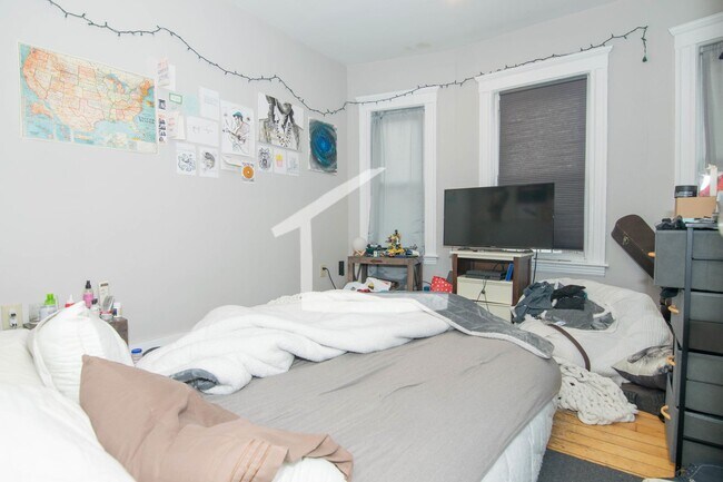 Foto del edificio - Spacious 7 bed in Allston.... 2.5 Bath!!