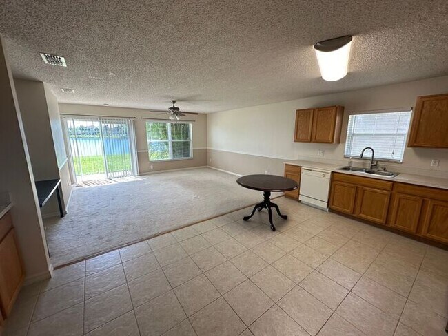 Foto del edificio - 4 bed 2 bath Lake front home