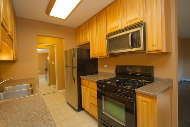 Building Photo - 655 Deepwoods Dr