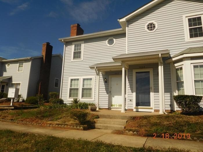 Primary Photo - 1442 River Dr