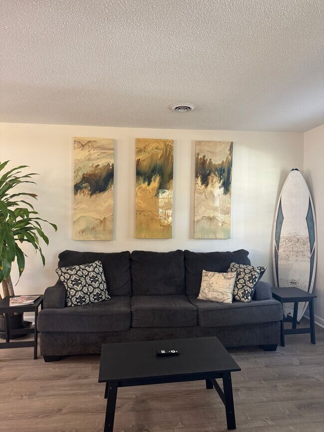 Foto del edificio - FULLY FURNISHED Wooded Oak Island area  3 ...