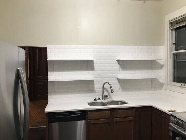 Foto del edificio - Beautiful 5 Bedroom 2 Bathroom Home in South Minneapolis!