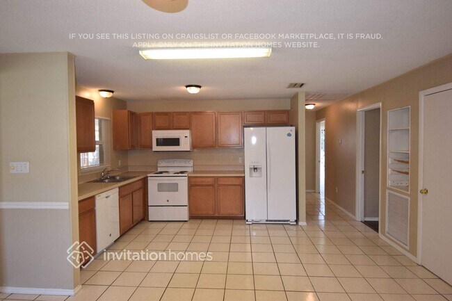 Building Photo - 830 N Sunset Dr