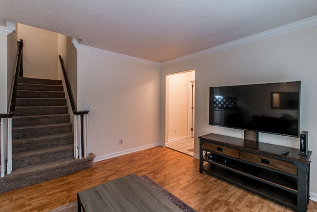 Building Photo - 3016 Live Oak Ln SW