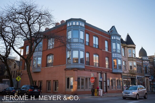 Building Photo - 901 W Armitage Ave