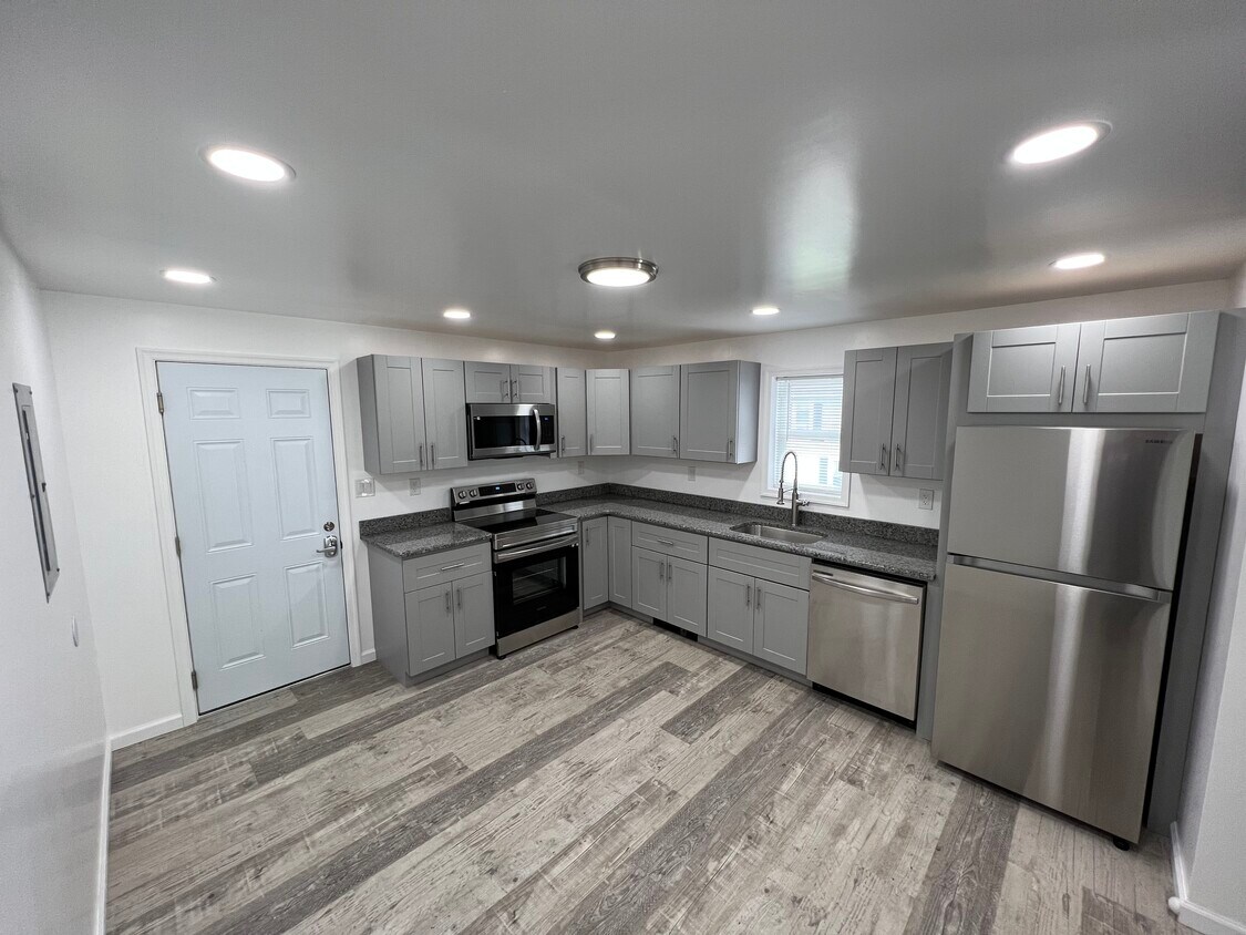 109 Perrin Ave Unit Apt B, Shavertown, PA 18708 Apartments in